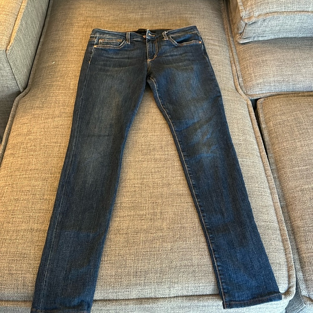 JOE’s mid-rise skinny jeans.